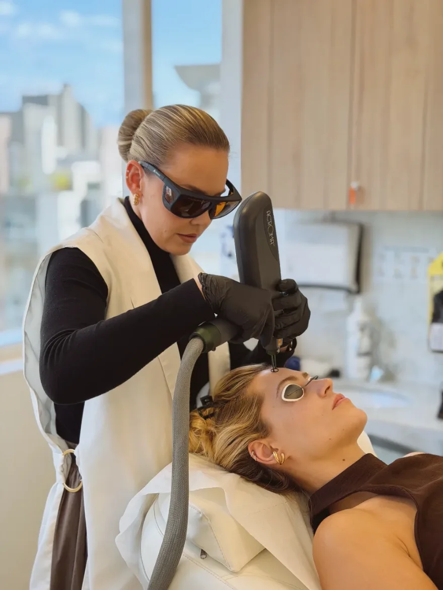 Dra. Natália aplicando o laser Acroma em uma paciente